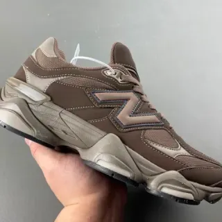 New Balance भूरा बेज मल्टी लेयर मिडसोल मिक्स्ड मटेरियल अपर चंकी स्नीकर