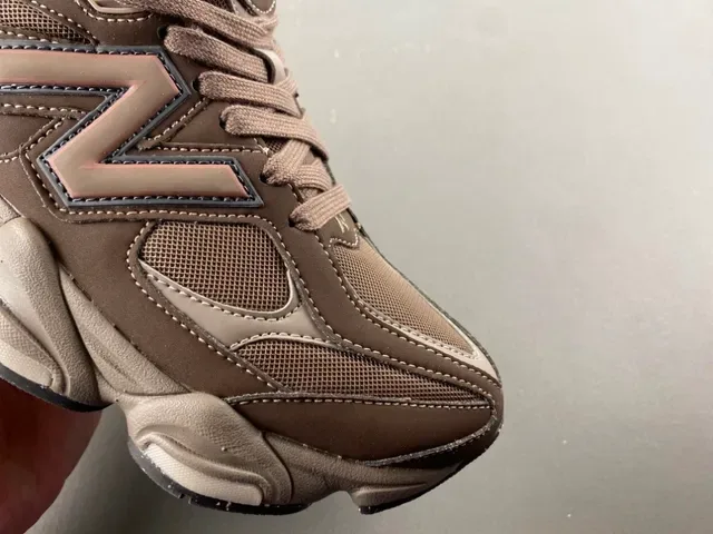 New Balance भूरा बेज मल्टी लेयर मिडसोल मिक्स्ड मटेरियल अपर चंकी स्नीकर 2
