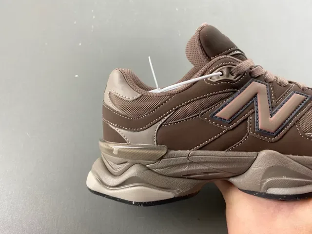 New Balance भूरा बेज मल्टी लेयर मिडसोल मिक्स्ड मटेरियल अपर चंकी स्नीकर 3
