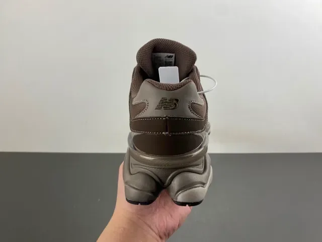 New Balance भूरा बेज मल्टी लेयर मिडसोल मिक्स्ड मटेरियल अपर चंकी स्नीकर 4