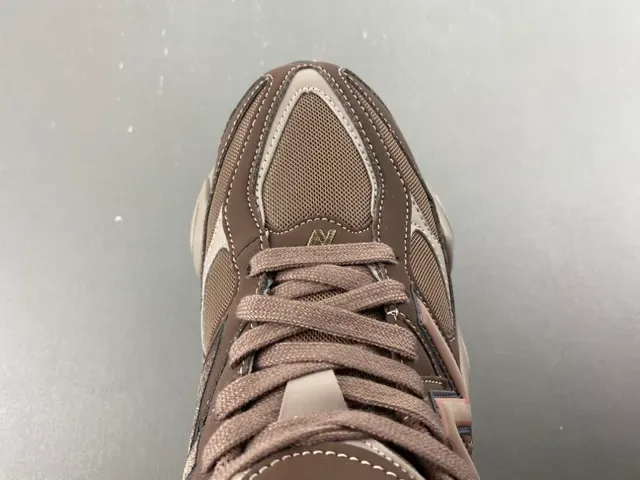New Balance भूरा बेज मल्टी लेयर मिडसोल मिक्स्ड मटेरियल अपर चंकी स्नीकर 5