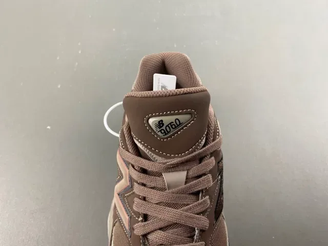 New Balance भूरा बेज मल्टी लेयर मिडसोल मिक्स्ड मटेरियल अपर चंकी स्नीकर 6