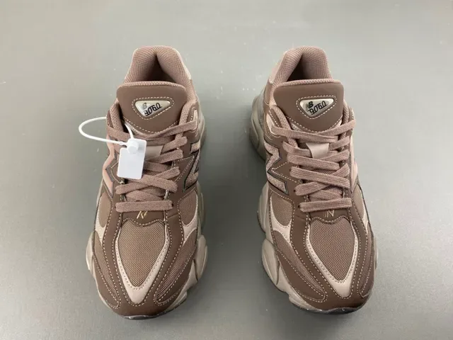 New Balance भूरा बेज मल्टी लेयर मिडसोल मिक्स्ड मटेरियल अपर चंकी स्नीकर 11