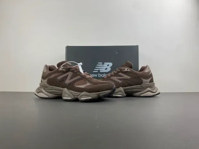 New Balance भूरा बेज मल्टी लेयर मिडसोल मिक्स्ड मटेरियल अपर चंकी स्नीकर 12