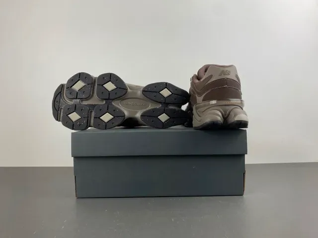 New Balance भूरा बेज मल्टी लेयर मिडसोल मिक्स्ड मटेरियल अपर चंकी स्नीकर 14