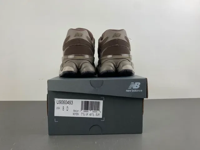 New Balance भूरा बेज मल्टी लेयर मिडसोल मिक्स्ड मटेरियल अपर चंकी स्नीकर 15