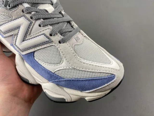 New Balance أحذية رياضية رمادية وزرقاء بتصميم شبكي ومخمل مع طبقة زائدة كثيفة 2