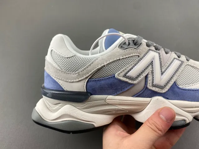 New Balance أحذية رياضية رمادية وزرقاء بتصميم شبكي ومخمل مع طبقة زائدة كثيفة 3
