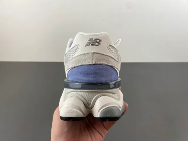 New Balance أحذية رياضية رمادية وزرقاء بتصميم شبكي ومخمل مع طبقة زائدة كثيفة 4