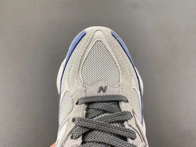 New Balance أحذية رياضية رمادية وزرقاء بتصميم شبكي ومخمل مع طبقة زائدة كثيفة 5