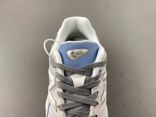 New Balance أحذية رياضية رمادية وزرقاء بتصميم شبكي ومخمل مع طبقة زائدة كثيفة 6