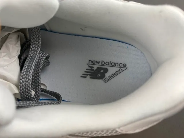 New Balance أحذية رياضية رمادية وزرقاء بتصميم شبكي ومخمل مع طبقة زائدة كثيفة 7
