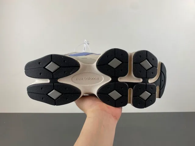 New Balance أحذية رياضية رمادية وزرقاء بتصميم شبكي ومخمل مع طبقة زائدة كثيفة 9
