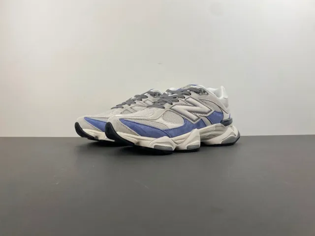New Balance أحذية رياضية رمادية وزرقاء بتصميم شبكي ومخمل مع طبقة زائدة كثيفة 10