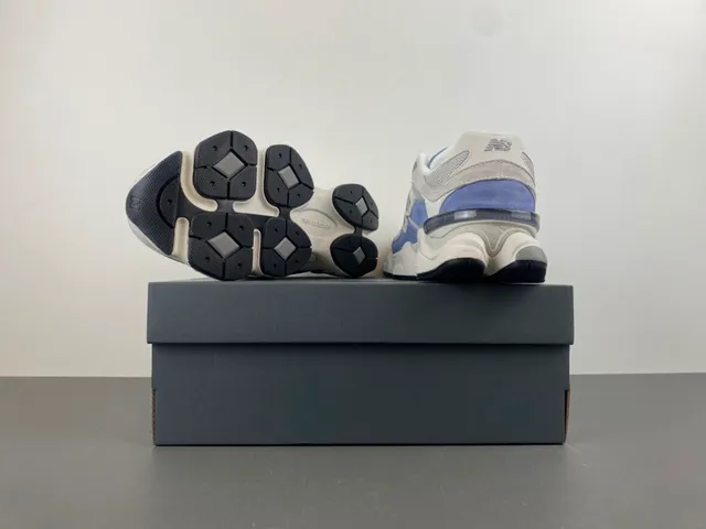 New Balance أحذية رياضية رمادية وزرقاء بتصميم شبكي ومخمل مع طبقة زائدة كثيفة 16