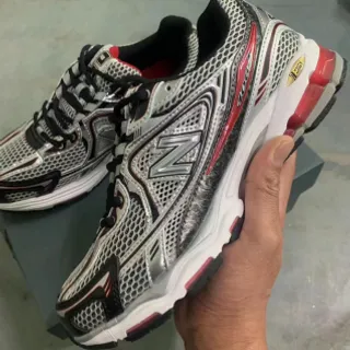 New Balance ধূসর লাল মেশ এবং সিন্থেটিক ওভারলে নির্মাণ প্রতিফলনশীল রূপালী উপরের দৌড়ের জুতো