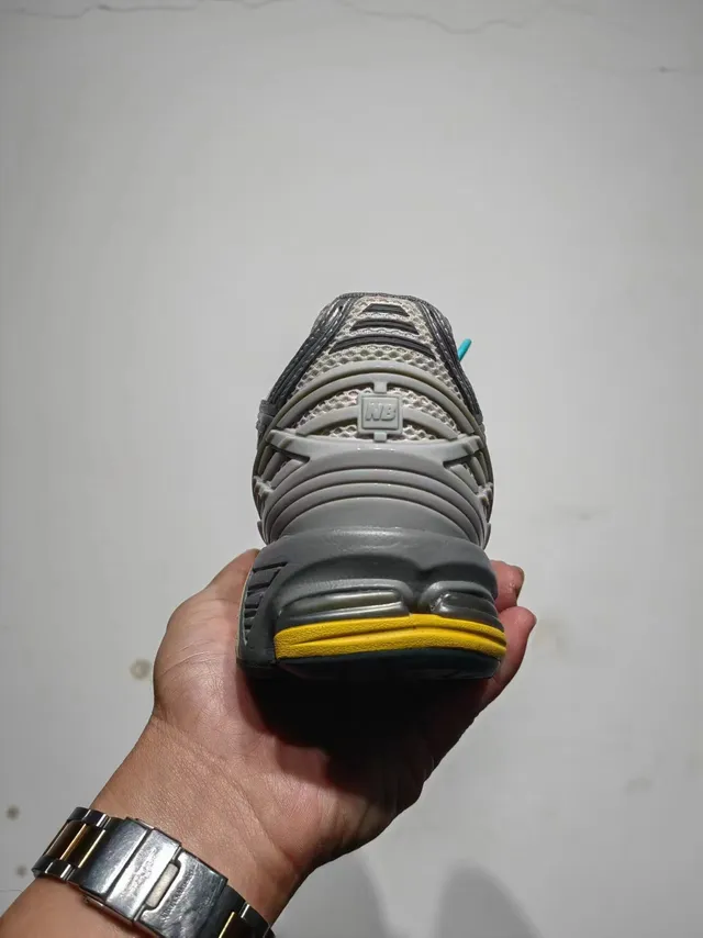 New Balance رمادي أصفر شبكة علوية تركيبة اصطناعية قفص طبقة أحذية جري 4