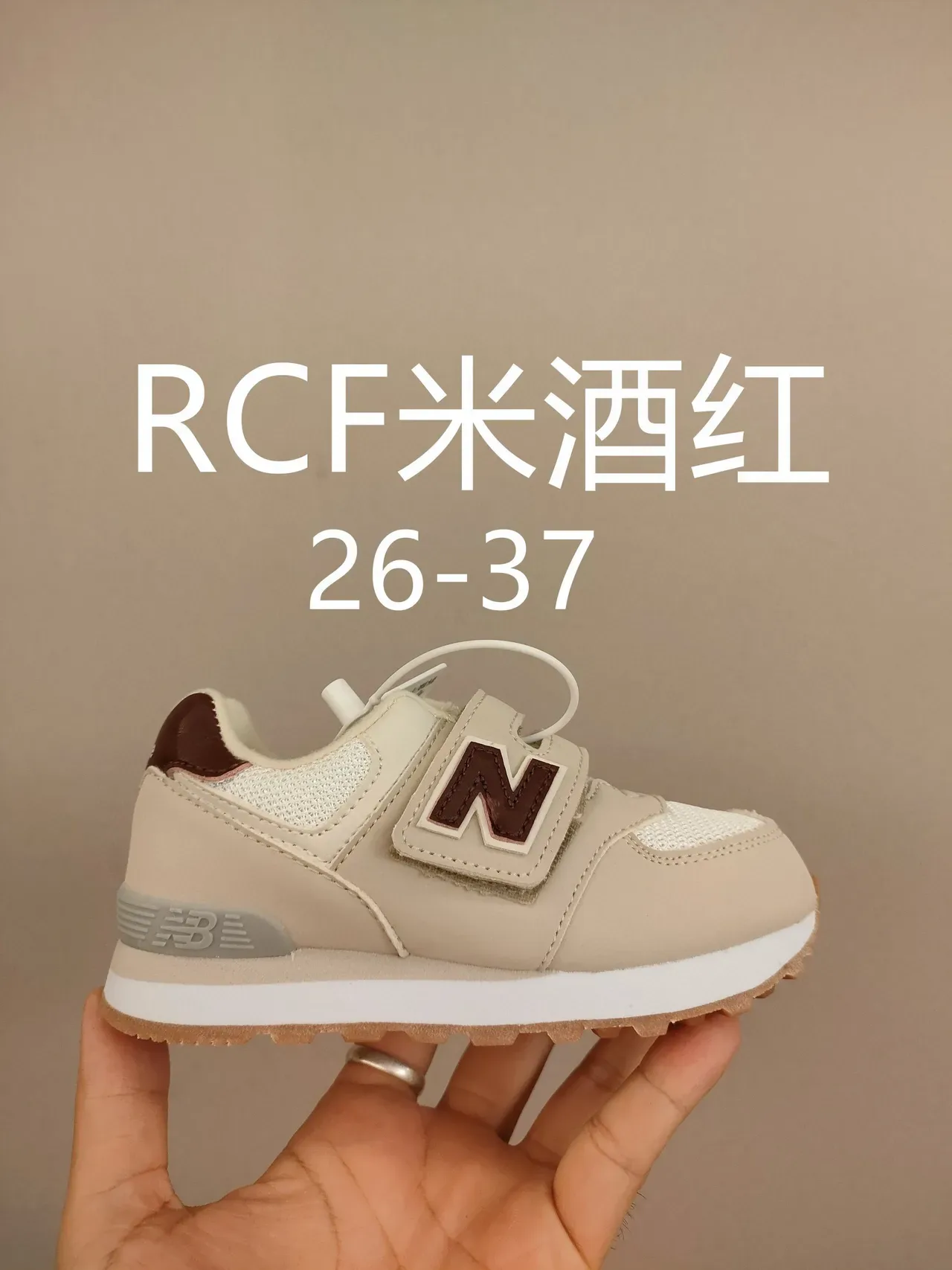 New Balance حذاء رياضي وردي أبيض منخفض القدمين مع حزام فيلكرو 2