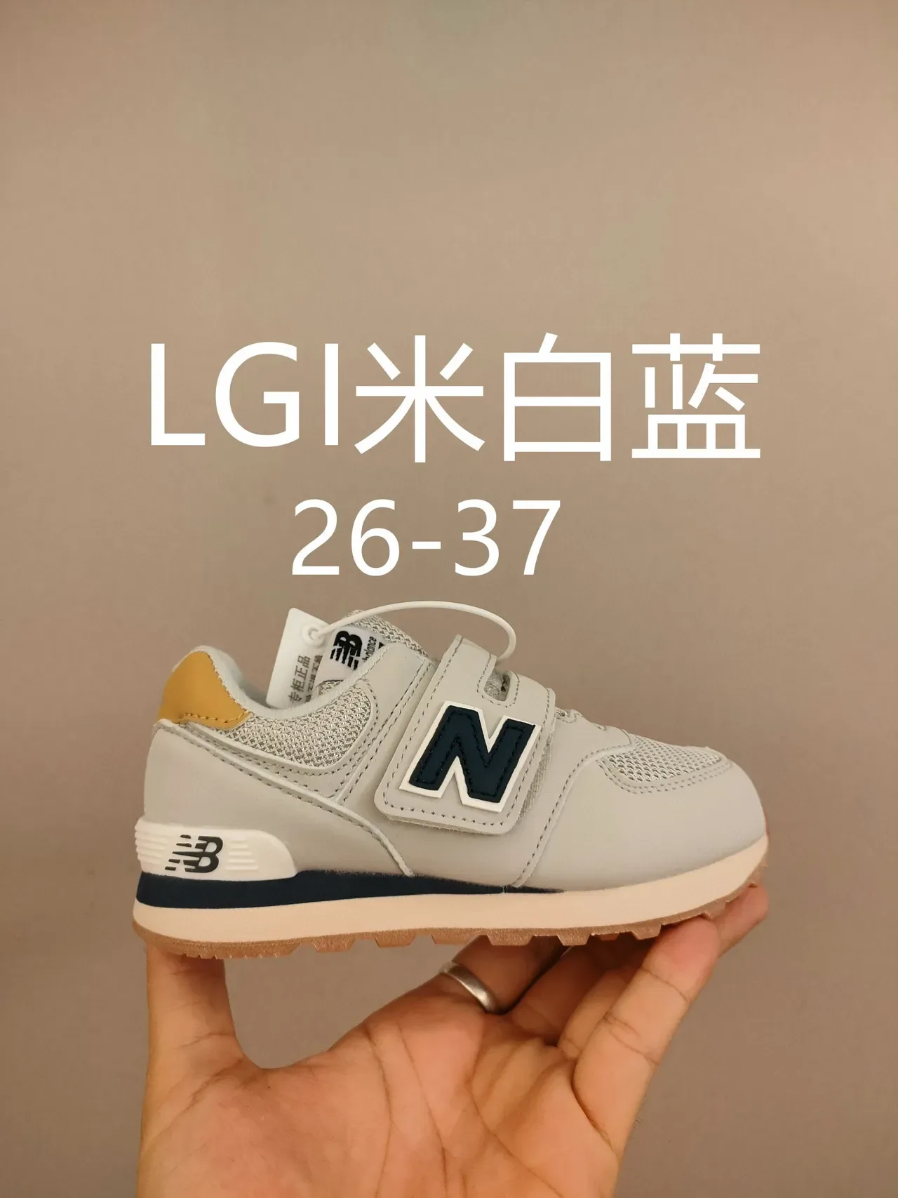 New Balance حذاء رياضي وردي أبيض منخفض القدمين مع حزام فيلكرو 4