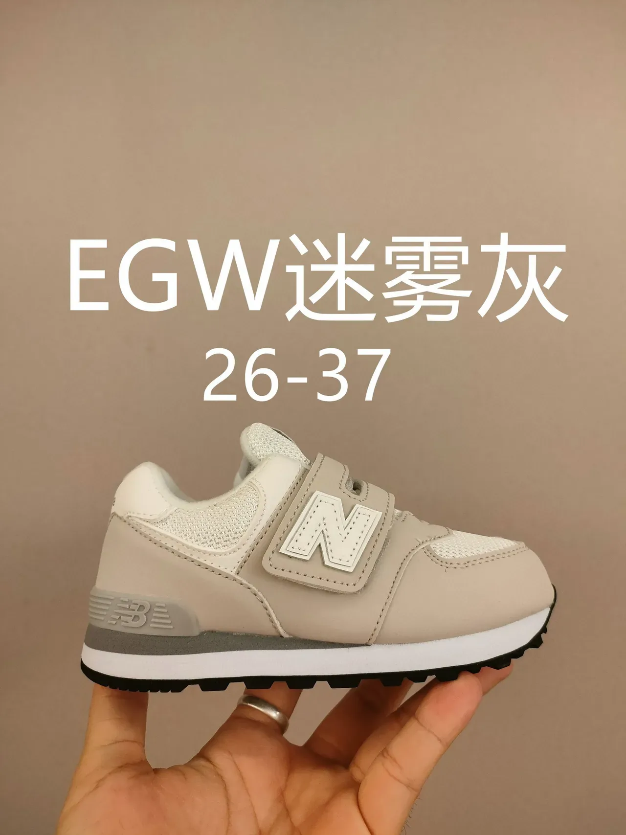 New Balance حذاء رياضي وردي أبيض منخفض القدمين مع حزام فيلكرو 5
