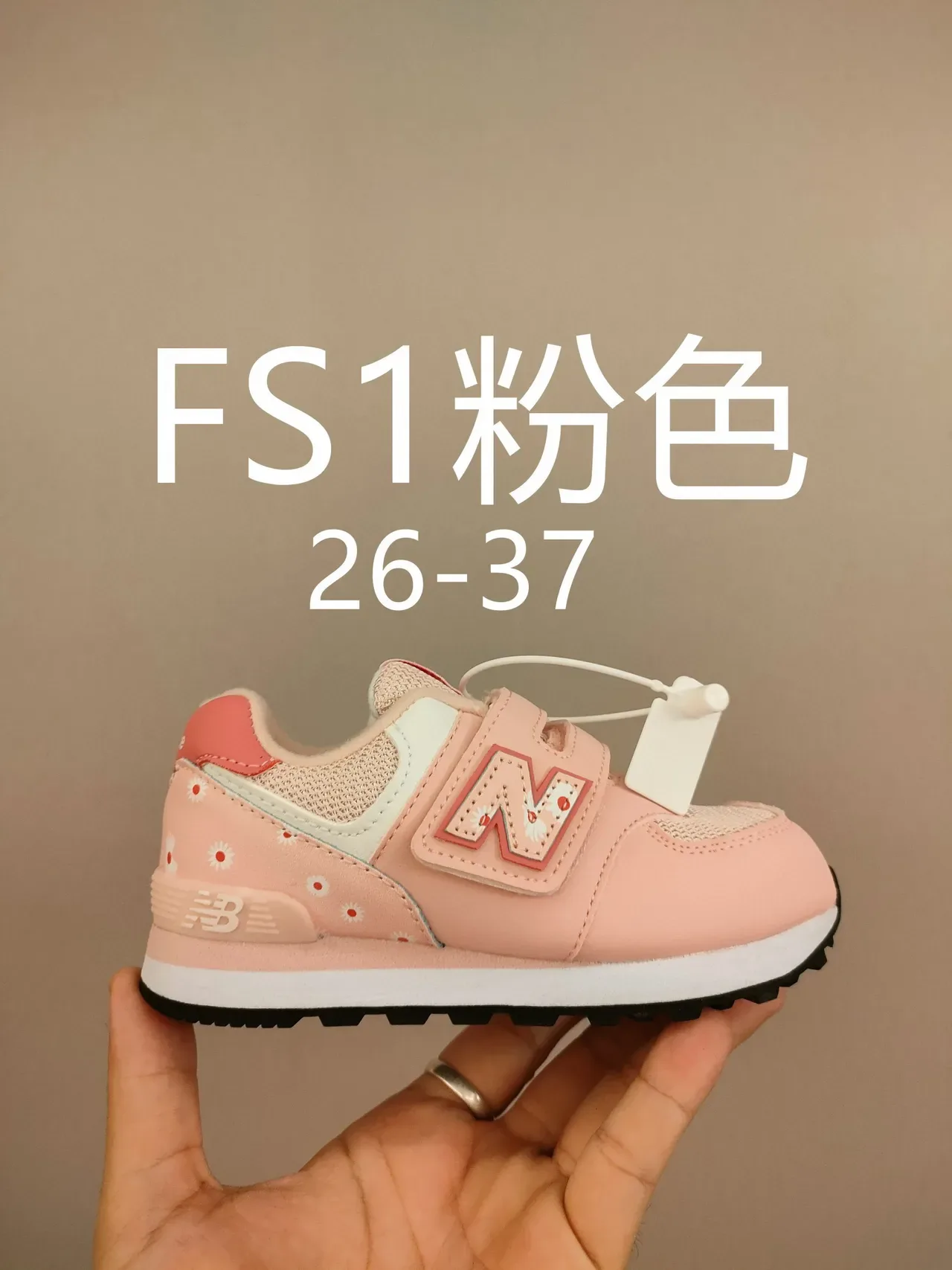 New Balance حذاء رياضي وردي أبيض منخفض القدمين مع حزام فيلكرو 6