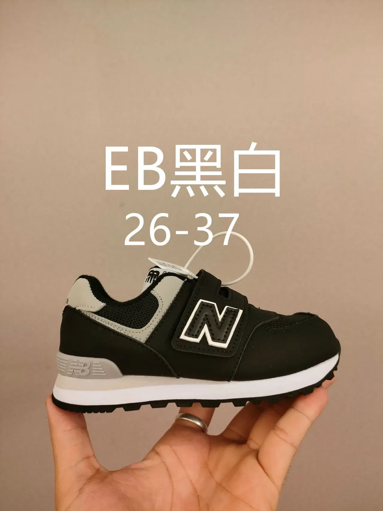 New Balance حذاء رياضي وردي أبيض منخفض القدمين مع حزام فيلكرو 7