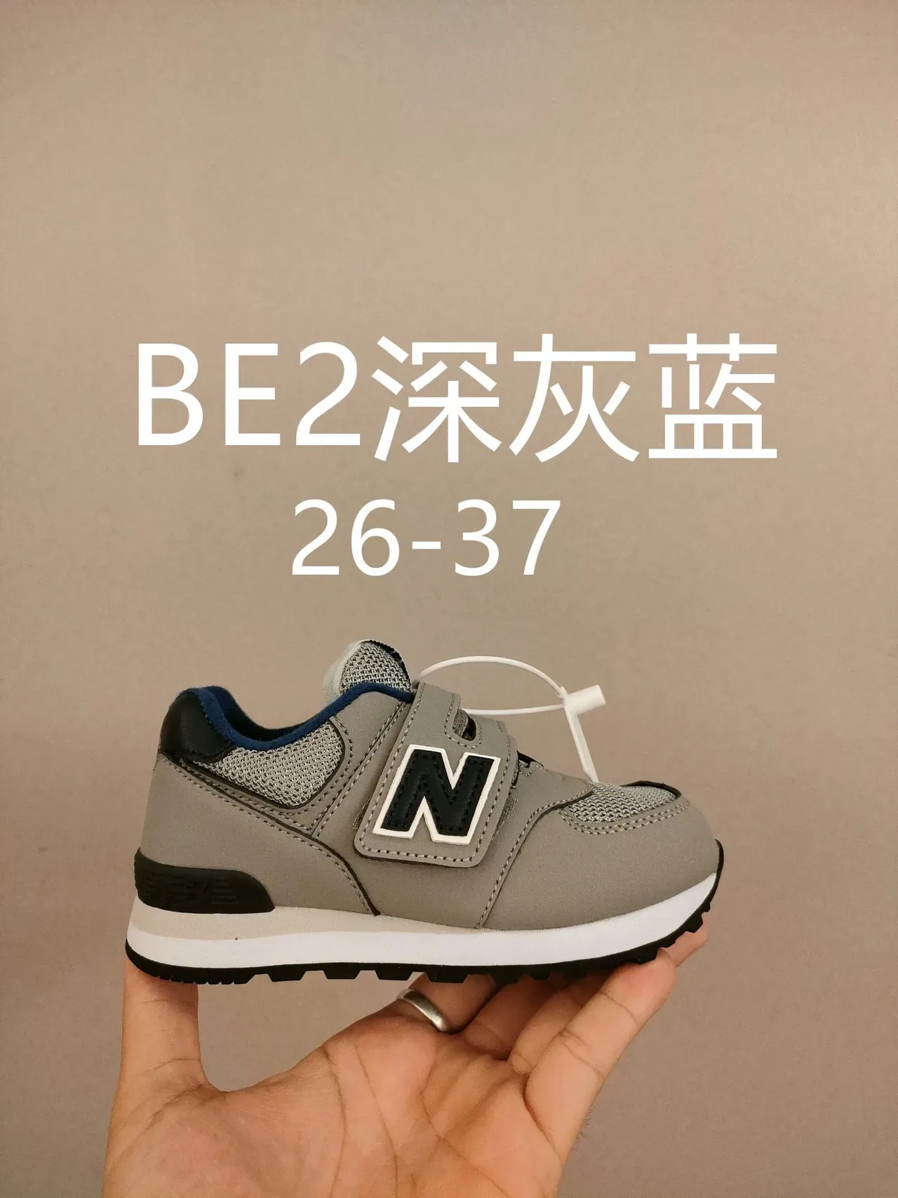 New Balance حذاء رياضي وردي أبيض منخفض القدمين مع حزام فيلكرو 8