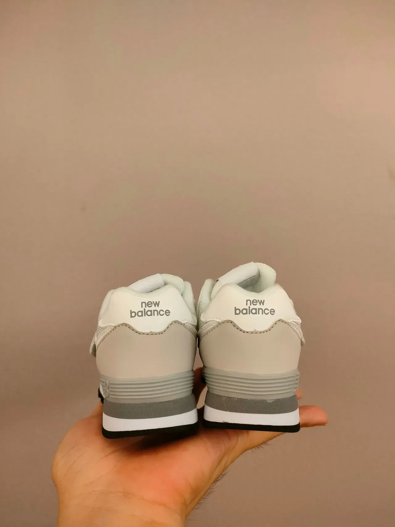 New Balance حذاء رياضي وردي أبيض منخفض القدمين مع حزام فيلكرو 10