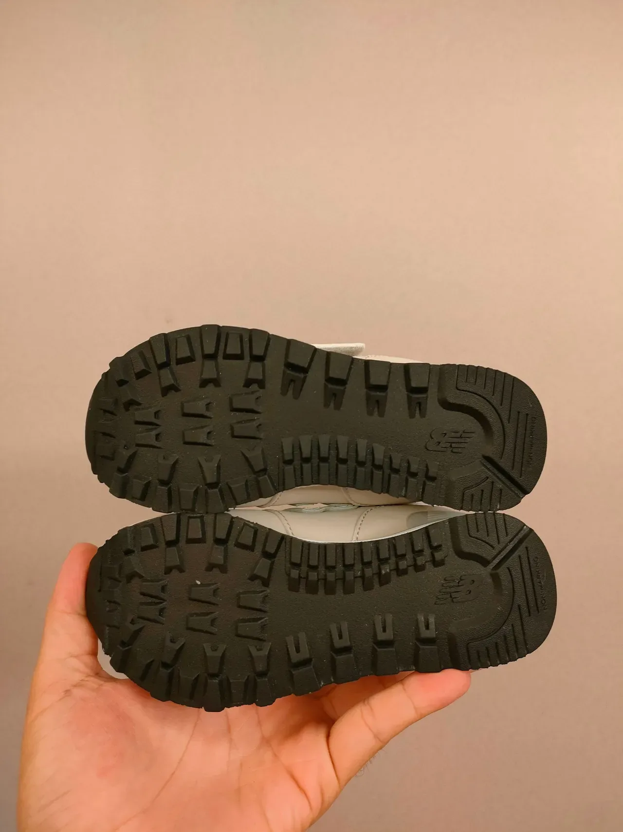 New Balance حذاء رياضي وردي أبيض منخفض القدمين مع حزام فيلكرو 11