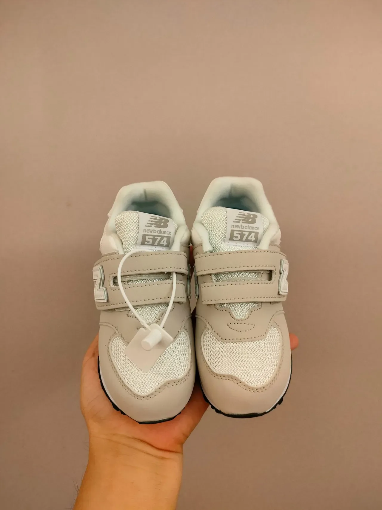 New Balance حذاء رياضي وردي أبيض منخفض القدمين مع حزام فيلكرو 13