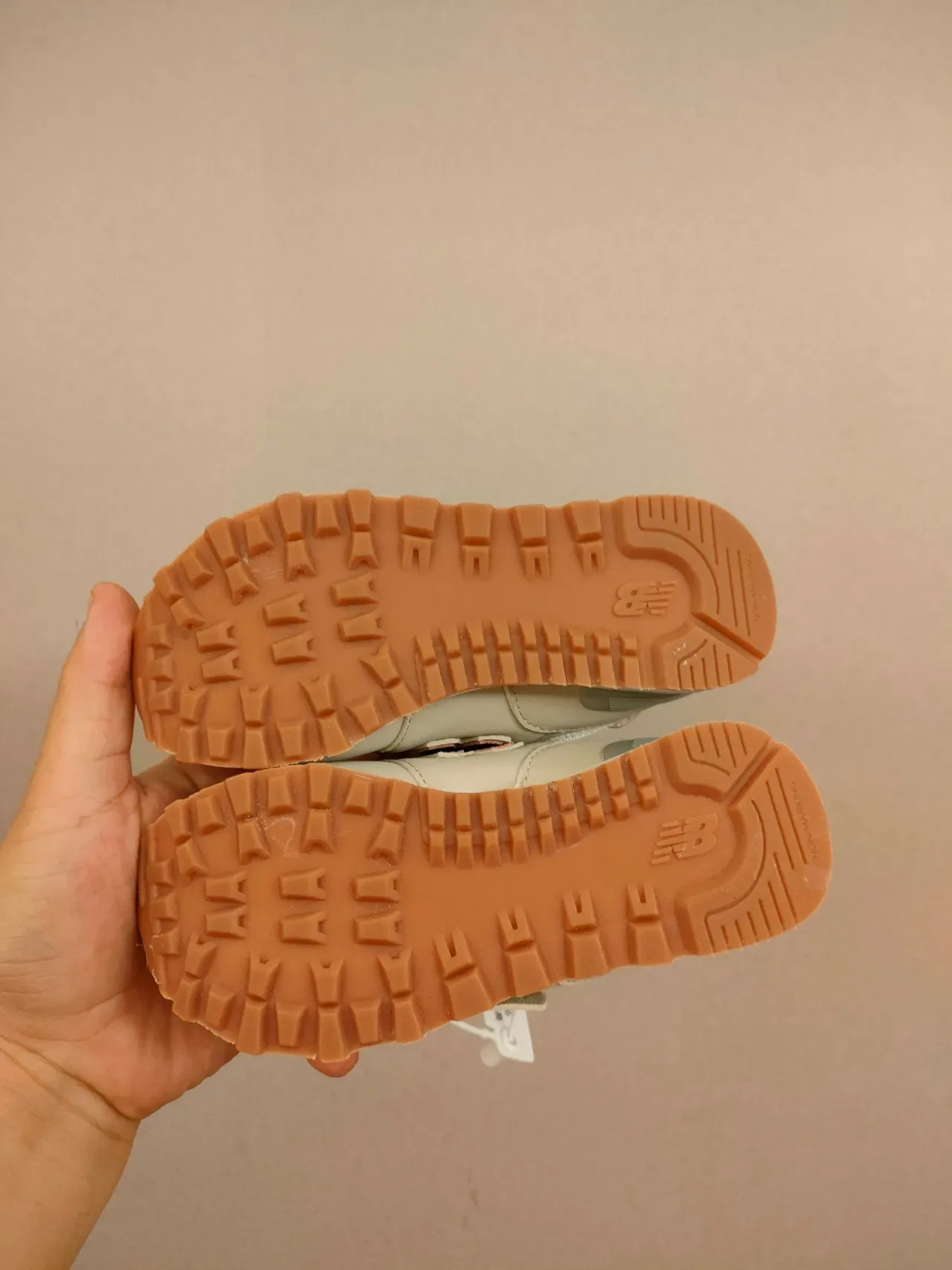 New Balance حذاء رياضي وردي أبيض منخفض القدمين مع حزام فيلكرو 14