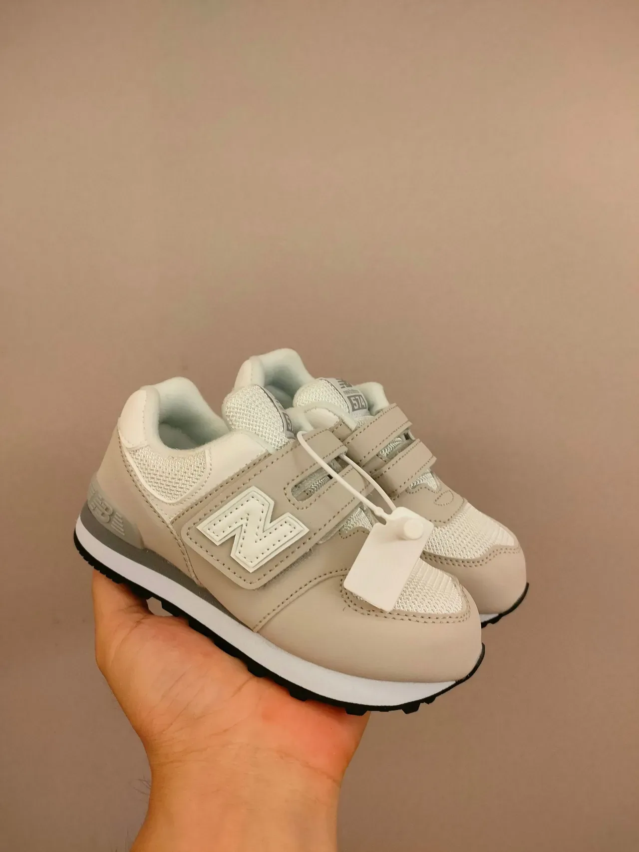 New Balance حذاء رياضي وردي أبيض منخفض القدمين مع حزام فيلكرو 15
