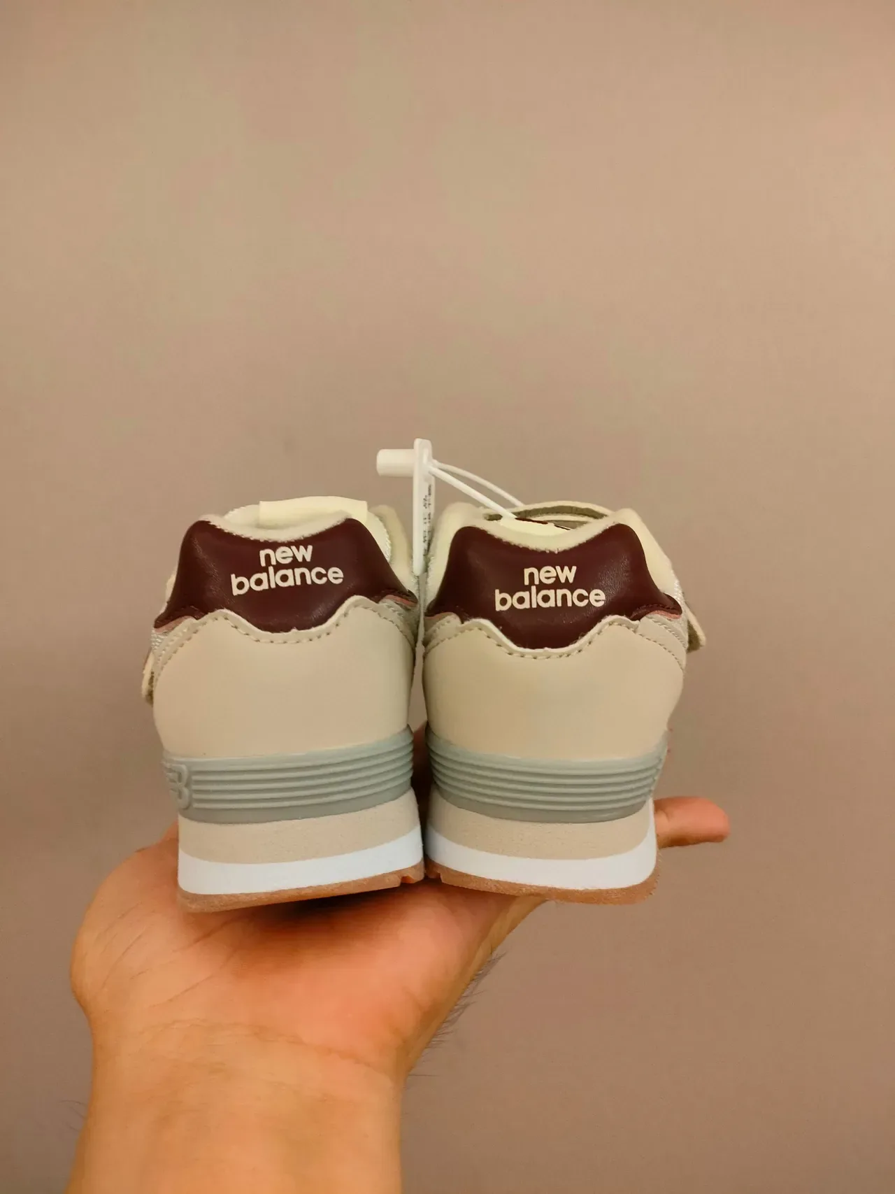 New Balance حذاء رياضي وردي أبيض منخفض القدمين مع حزام فيلكرو 16