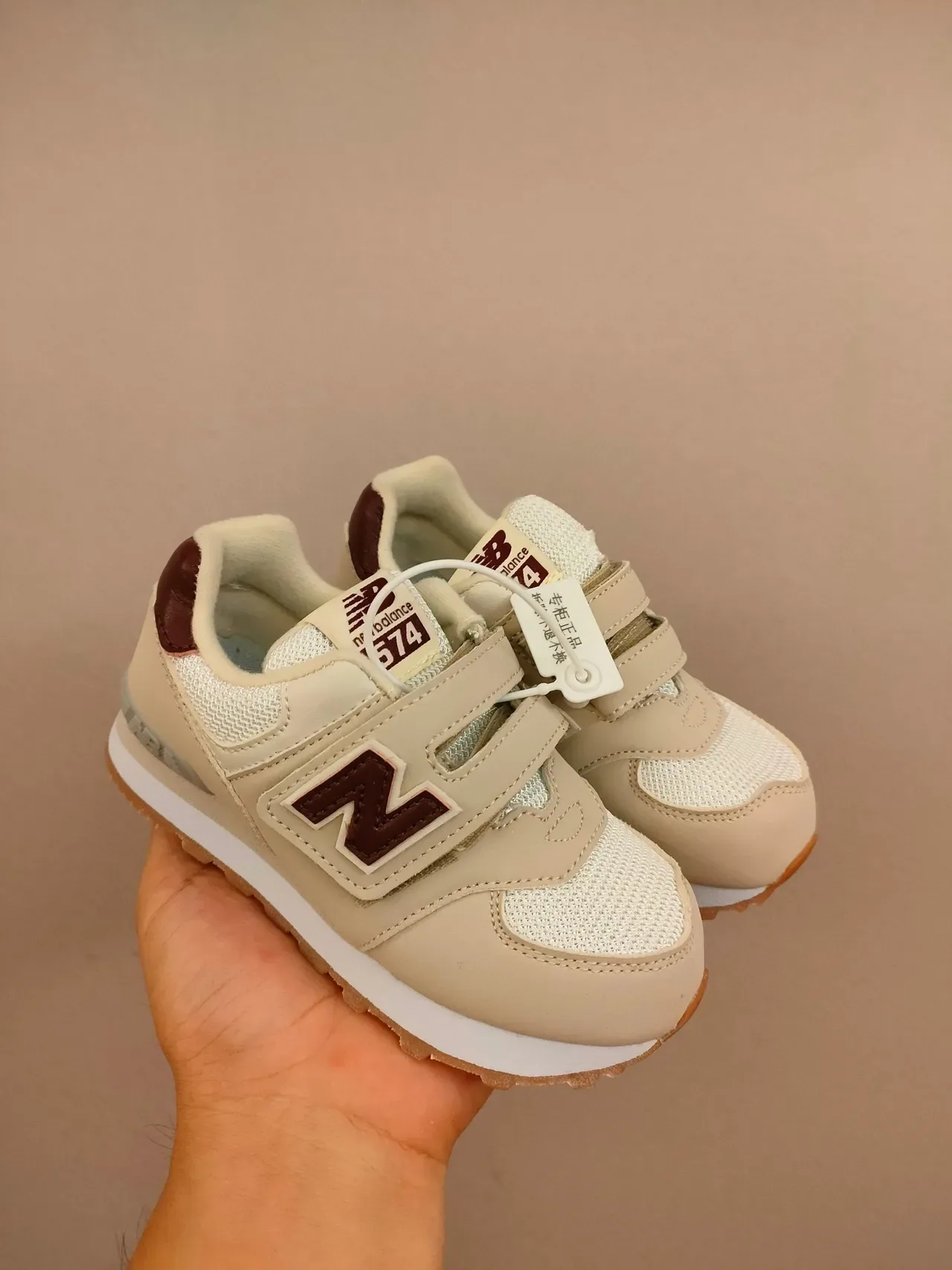 New Balance حذاء رياضي وردي أبيض منخفض القدمين مع حزام فيلكرو 17
