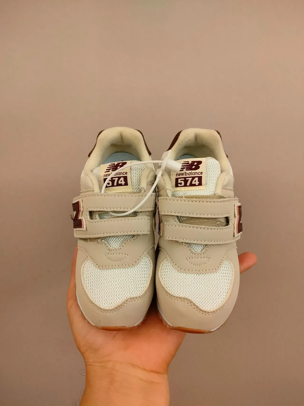 New Balance حذاء رياضي وردي أبيض منخفض القدمين مع حزام فيلكرو 18