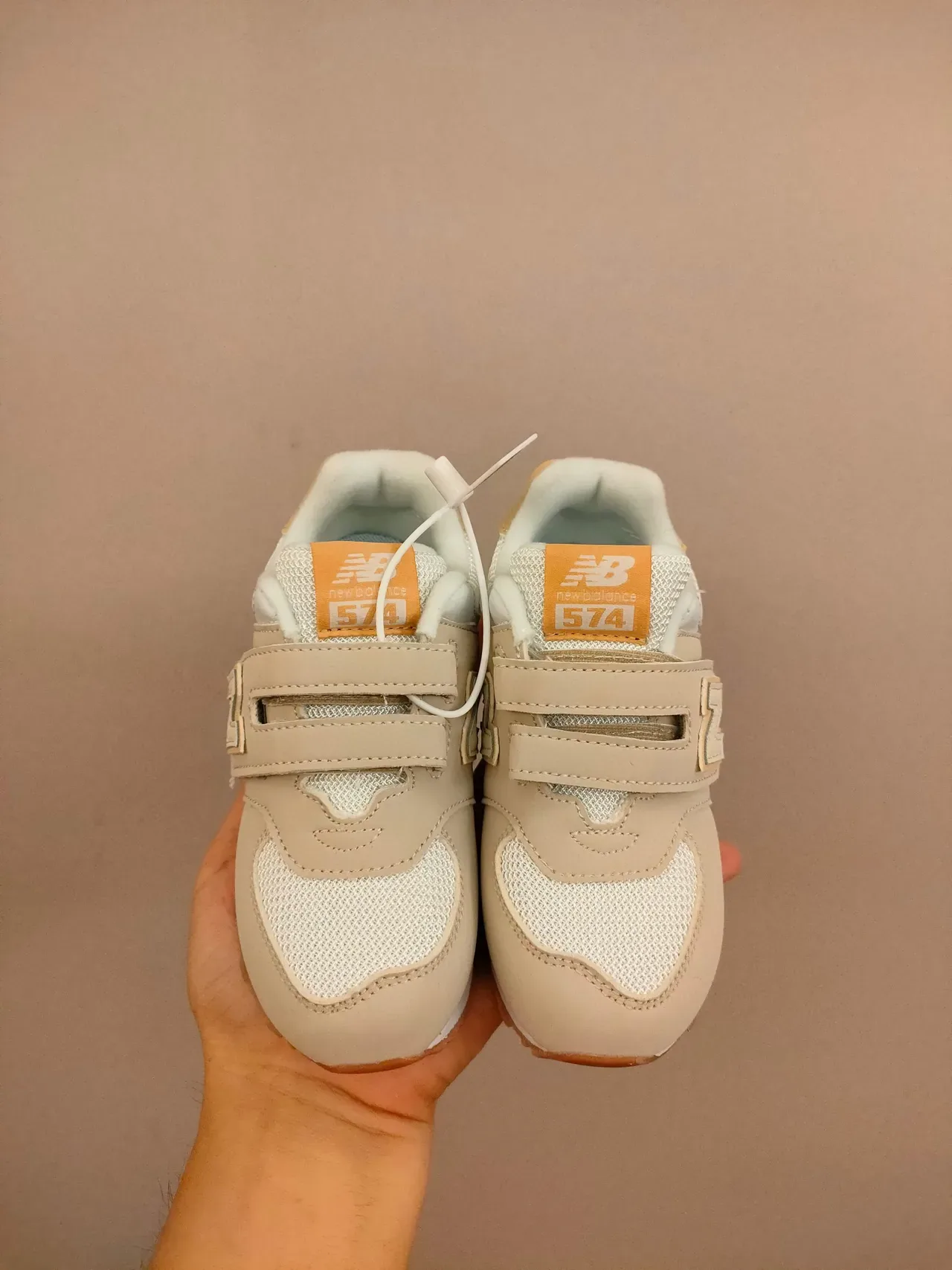 New Balance حذاء رياضي وردي أبيض منخفض القدمين مع حزام فيلكرو 19