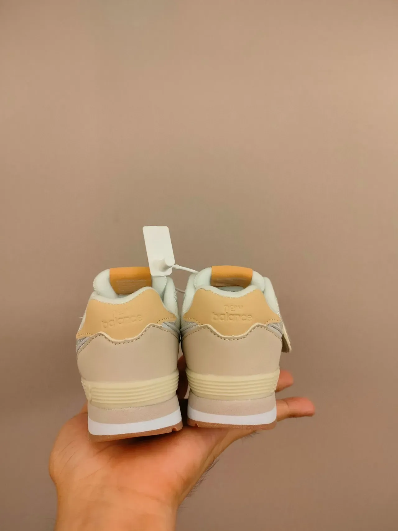 New Balance حذاء رياضي وردي أبيض منخفض القدمين مع حزام فيلكرو 20