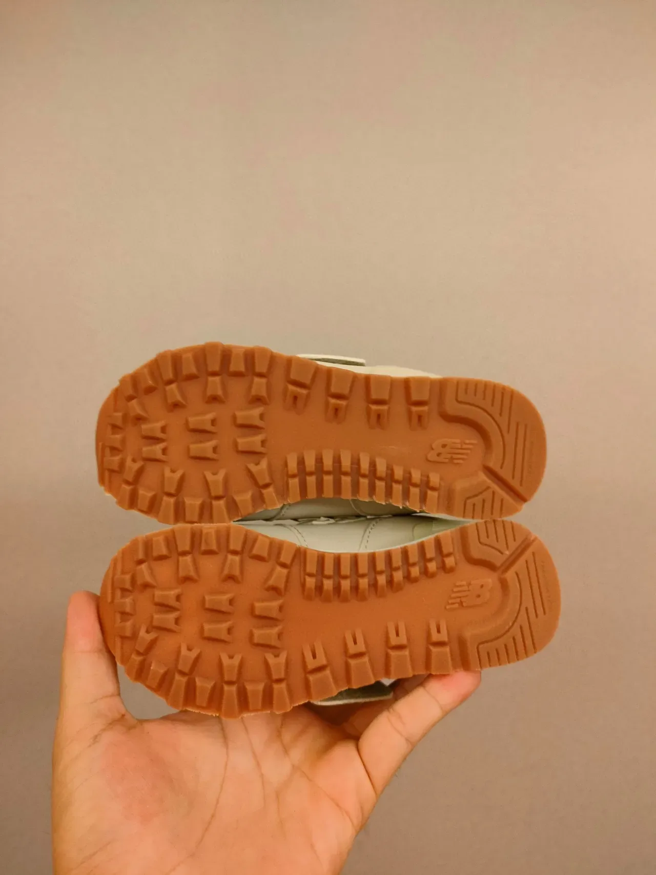 New Balance حذاء رياضي وردي أبيض منخفض القدمين مع حزام فيلكرو 21