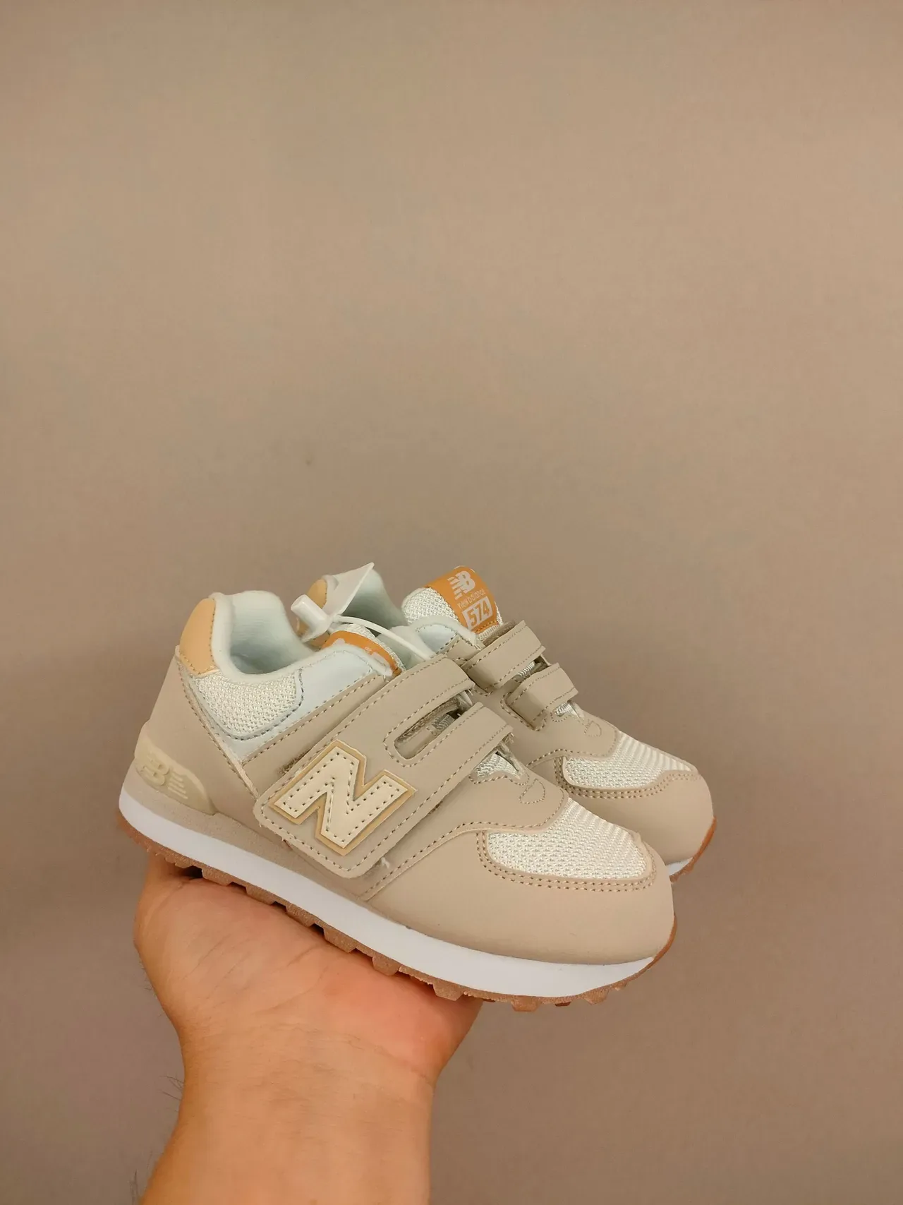New Balance حذاء رياضي وردي أبيض منخفض القدمين مع حزام فيلكرو 23