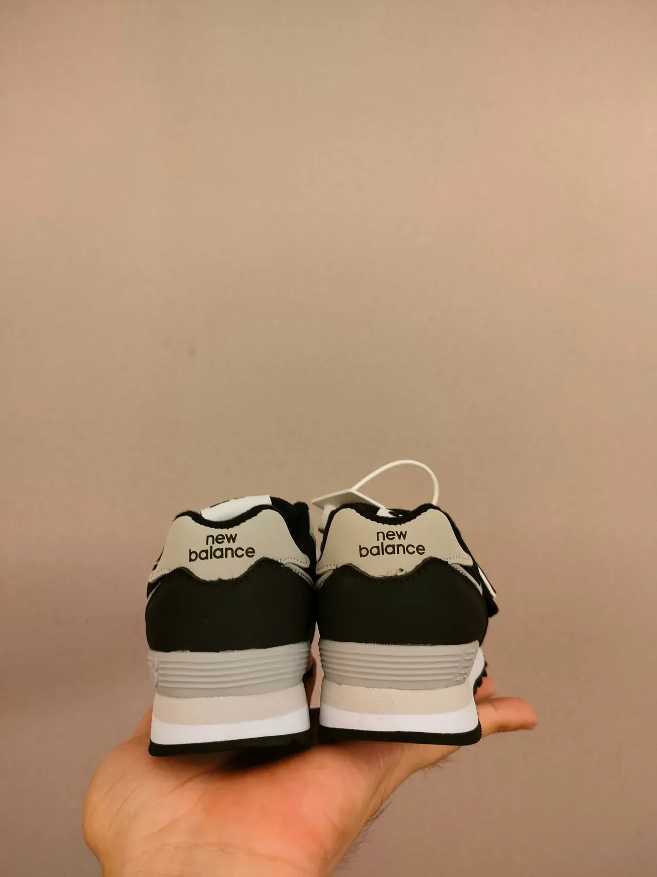 New Balance حذاء رياضي وردي أبيض منخفض القدمين مع حزام فيلكرو 24