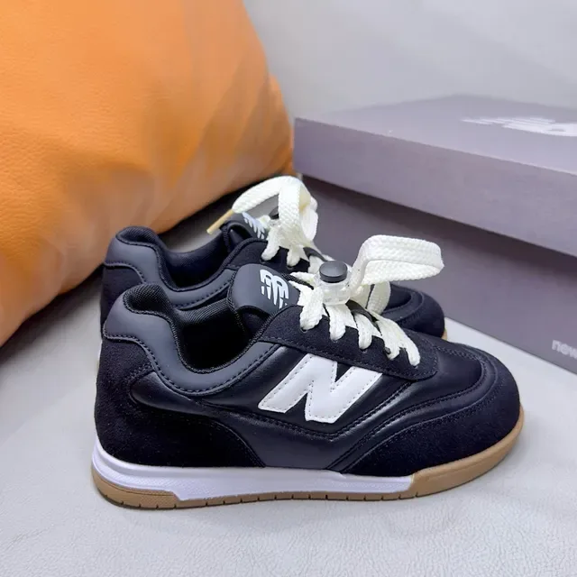 New Balance أبيض أسود ريترو رنر سيلويت سويد وطبقة صناعية أسلوب حياة حذاء رياضي 18