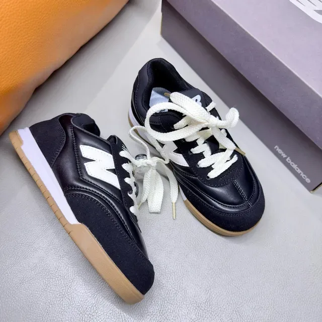 New Balance أبيض أسود ريترو رنر سيلويت سويد وطبقة صناعية أسلوب حياة حذاء رياضي 23