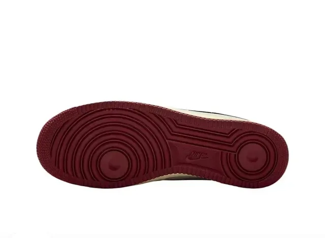 Nike Air Force 1 Zapatos lifestyle con bordado de llama en crema y verde bosque 2