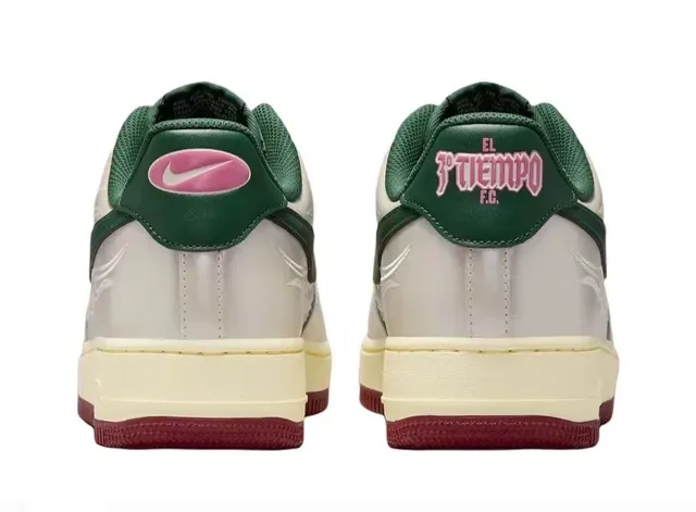 Nike Air Force 1 Zapatos lifestyle con bordado de llama en crema y verde bosque 3