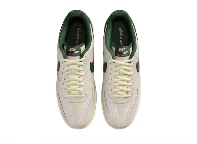 Nike Air Force 1 Zapatos lifestyle con bordado de llama en crema y verde bosque 4