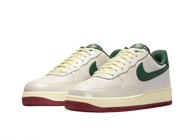 Nike Air Force 1 Zapatos lifestyle con bordado de llama en crema y verde bosque 5