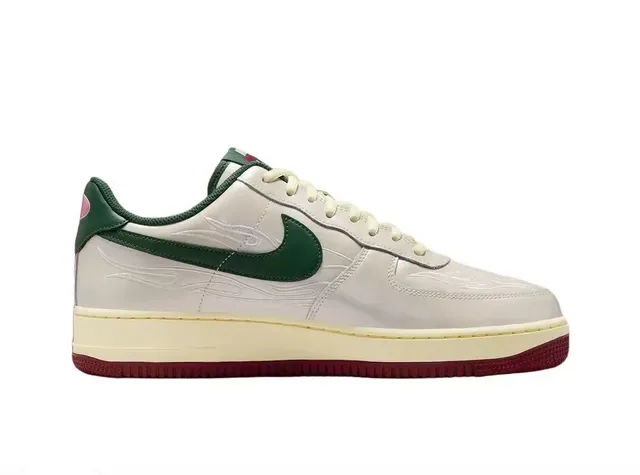 Nike Air Force 1 Zapatos lifestyle con bordado de llama en crema y verde bosque 6
