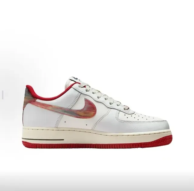 Nike Air Force 1 Chaussures Lifestyle Blanc Rouge Iridescent Swoosh 3