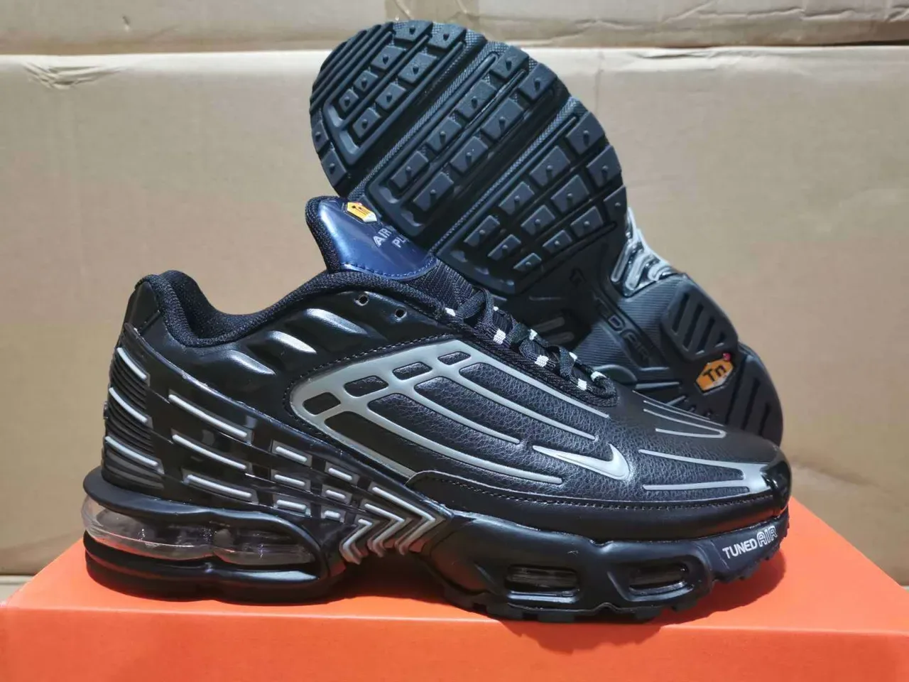 Nike Air Max Plus Tuned Air Noir Argent Chaussures lifestyle 4