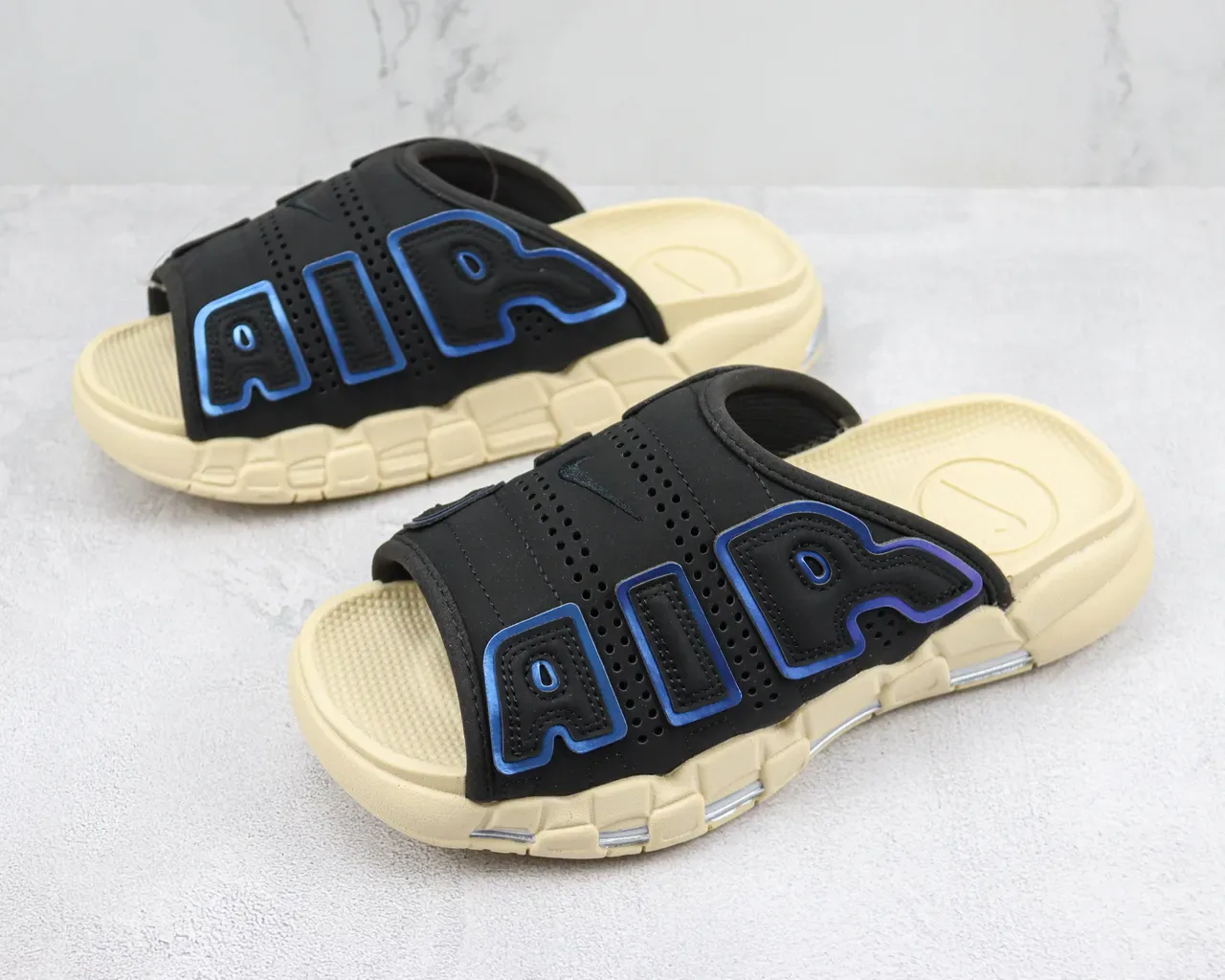 Zapatillas Nike Noir Beige Perforées avec Lettrage Bold AIR 4